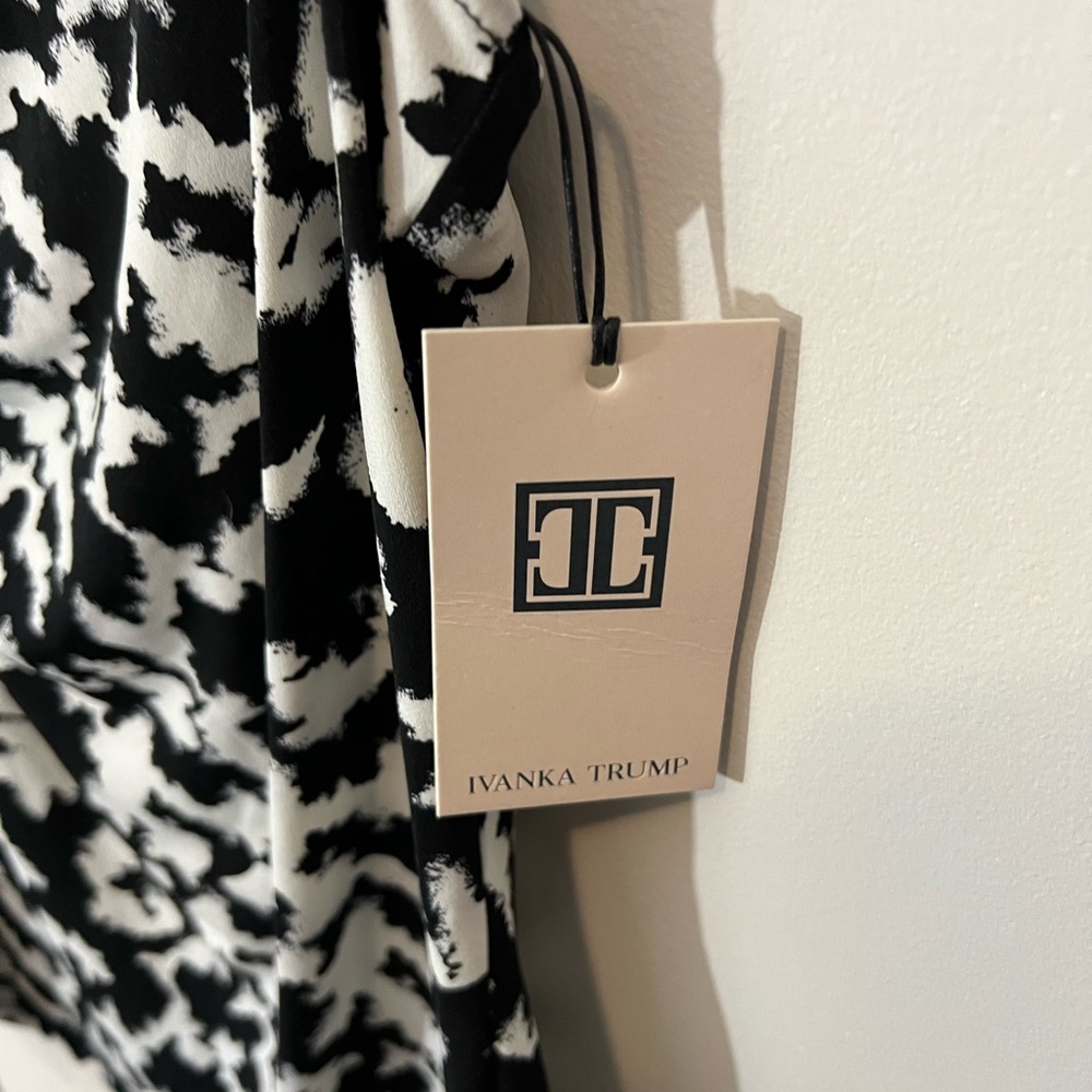 NWT Ivanka Trump Monochrome Patterned Blouse - Picture 4 of 5